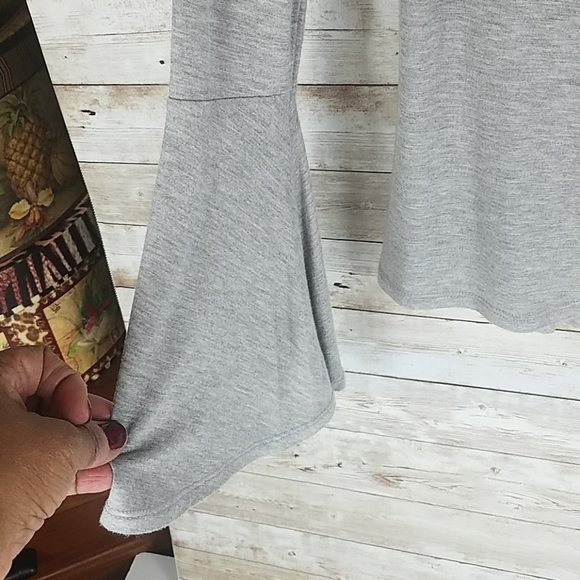 Tahari, Gray top with long bell sleeves, Sz XS - Picture 2 of 10